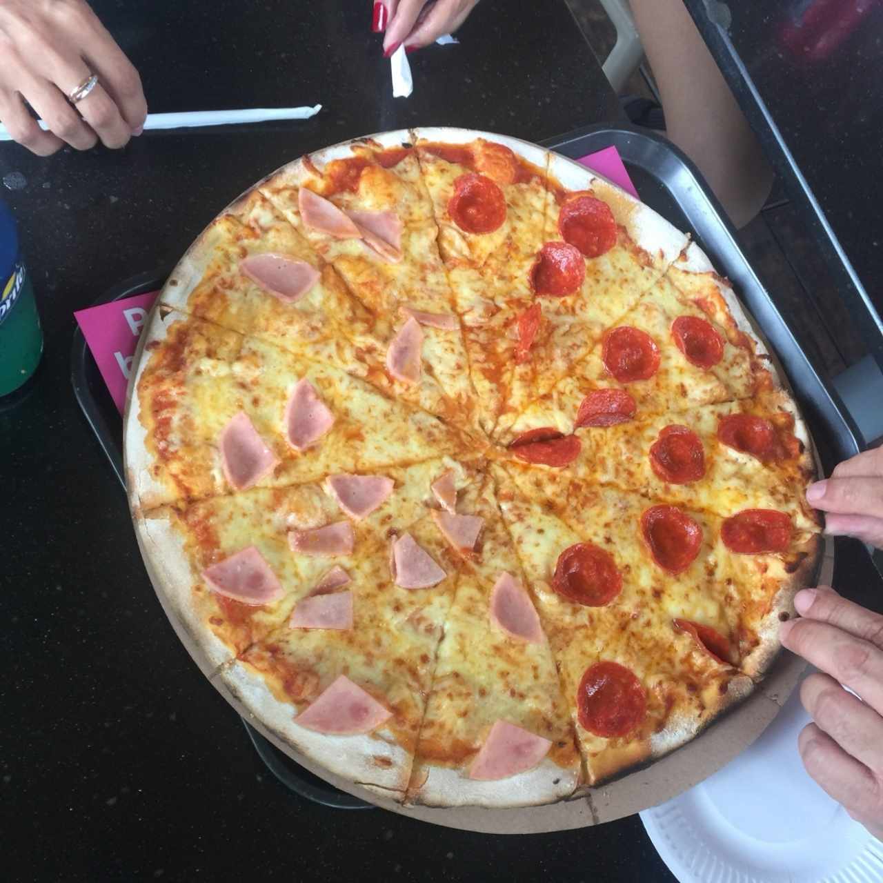 pizza familiar mitad peperoni mitad jamon