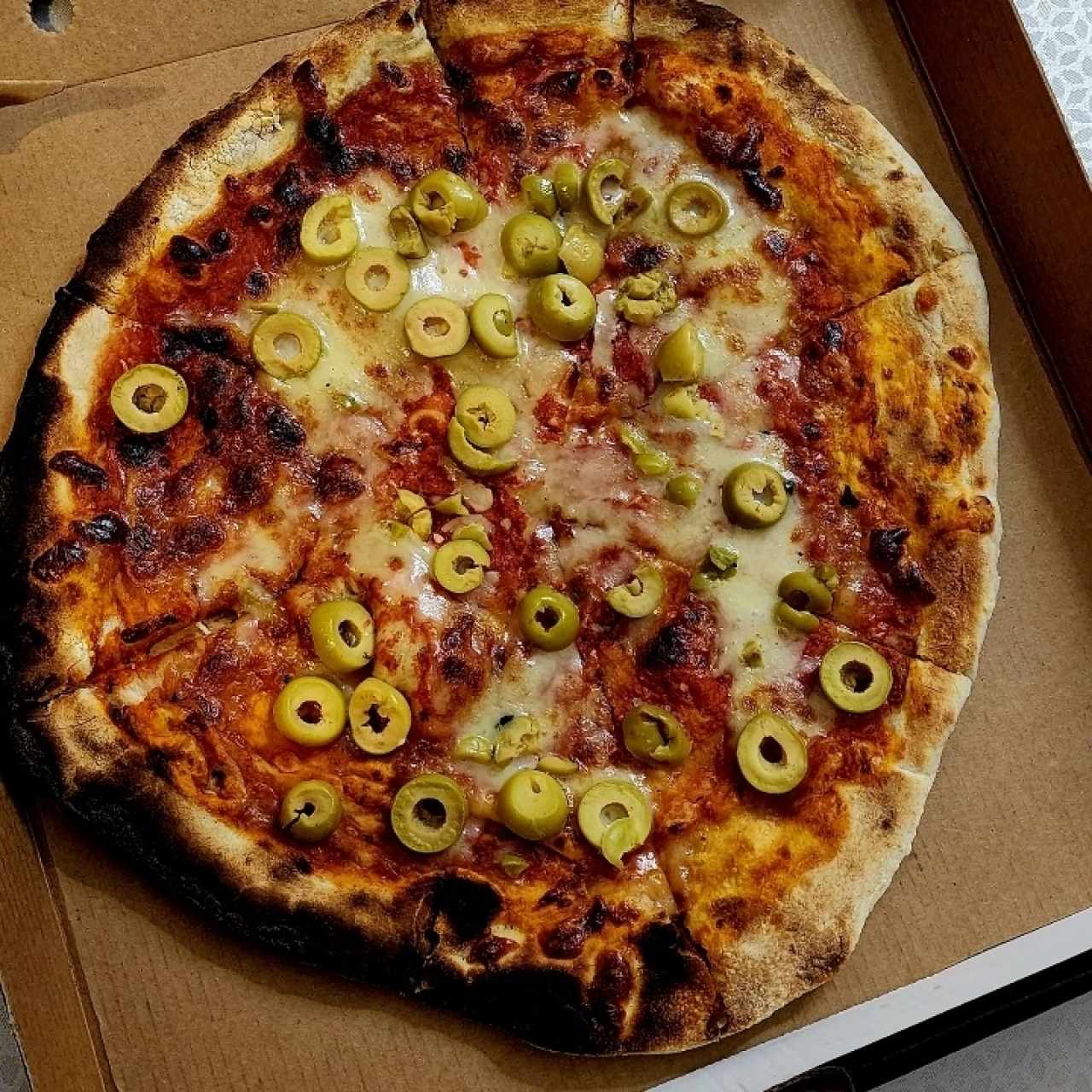 pizza con Aceitunas verdes/chica, fria, cara...