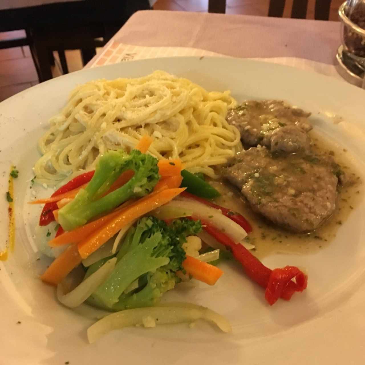 scalopinas  al limón con pasta y vegetales