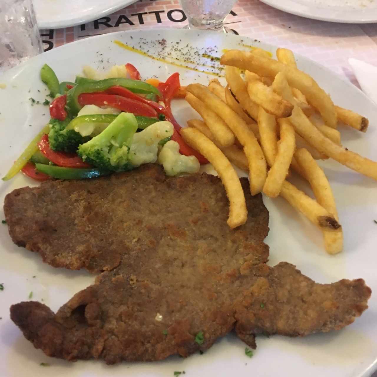 Milanesa de res con vegetales y papas fritas