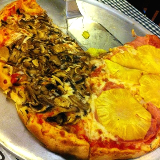 Pizza mitad Funghi y mitad Hawaiana