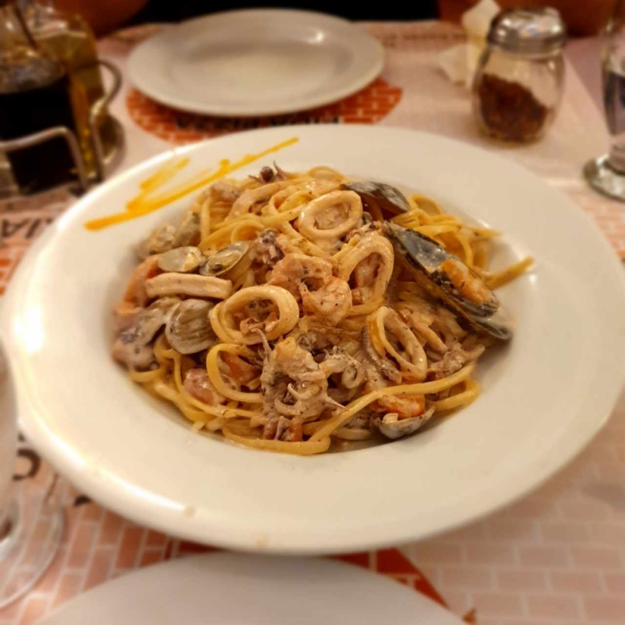 Linguini con mariscos en salsa Blanca