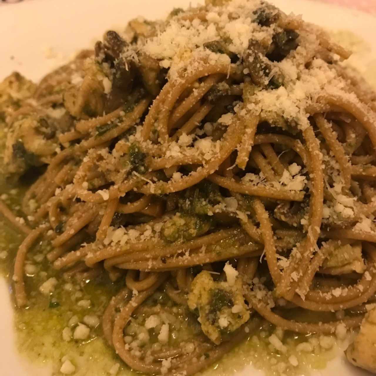 spaguetti integral al Pesto con pollo y hongos. (bastante queso parmesano)