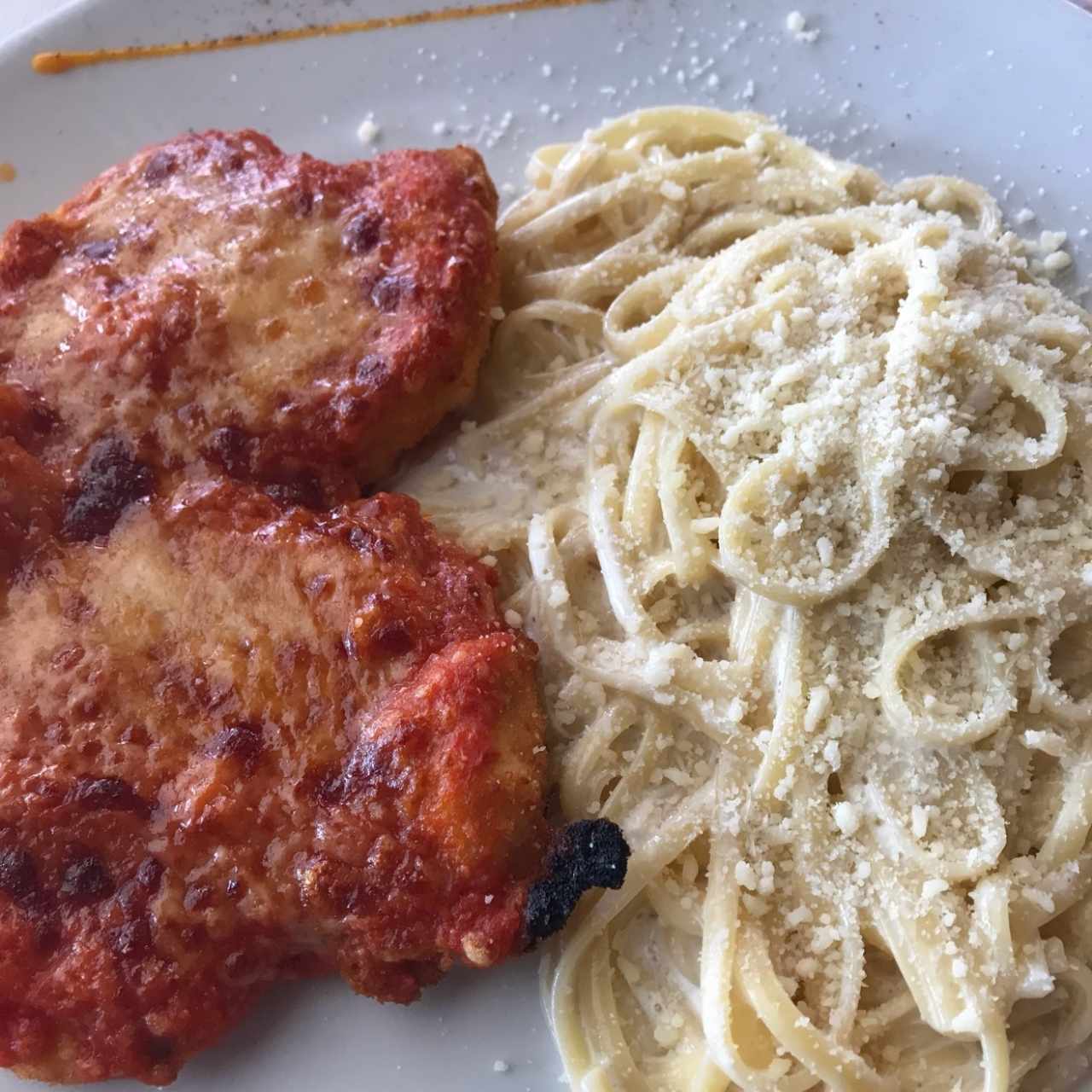 Milanessa de Pollo con pasta de salsa crema blanca