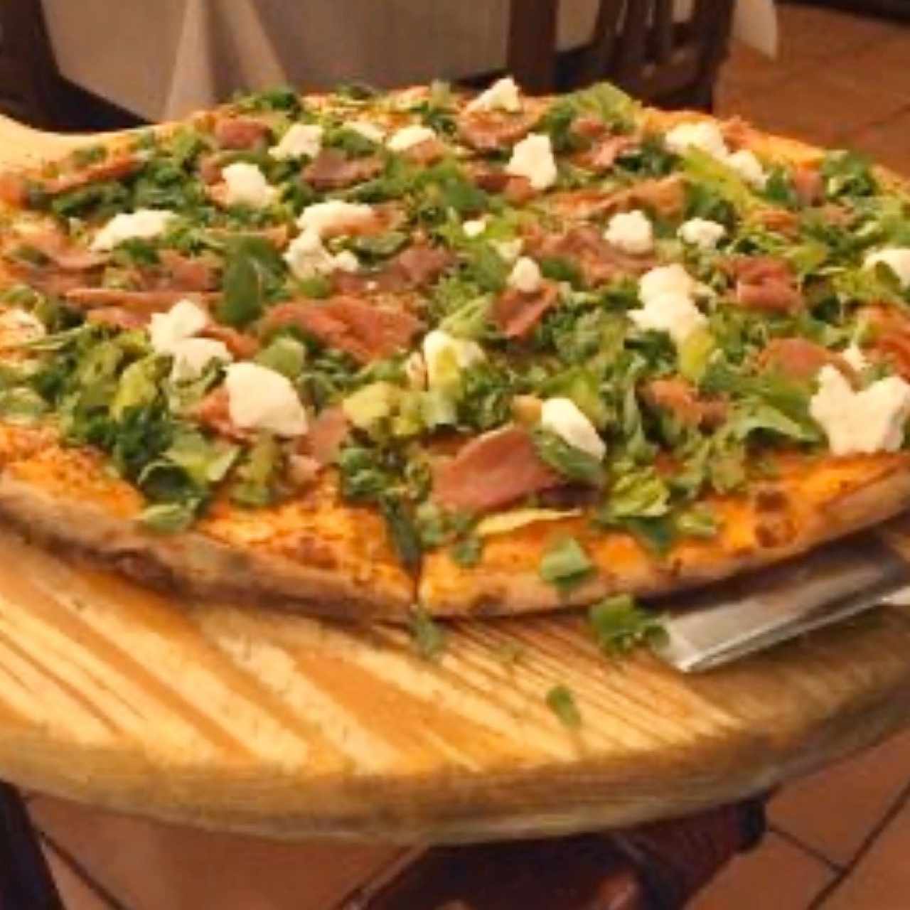 Pizza Jamón Serrano, Arugula y Queso Cabra 