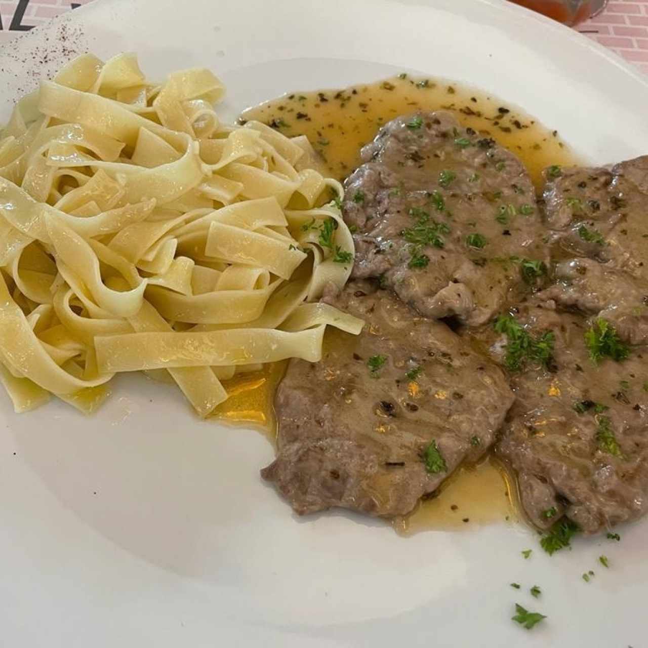 Escalopine de Carne al Limón con Fettuccine al Olio