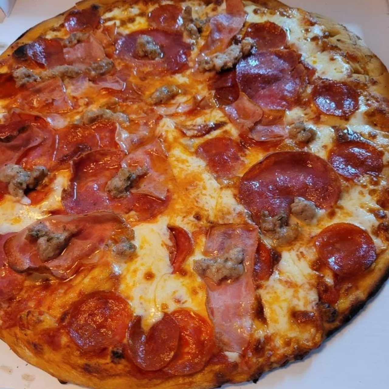 PIZZA AL VECCHIO FORNO (Tamaño Familiar, Salsa de Tomate, Mozzarella, Jamón, Pepperoni, Salchicha Italiana y Salami)