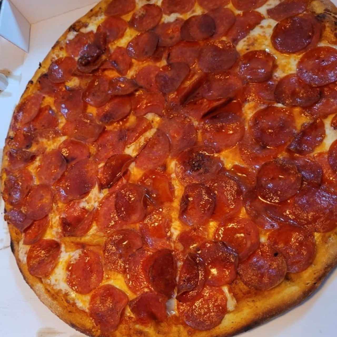 PIZZA CON PEPPERONI AMERICANO  (Tamaño Familiar, Salsa de Tomate, Mozzarella y Pepperoni Picante) 