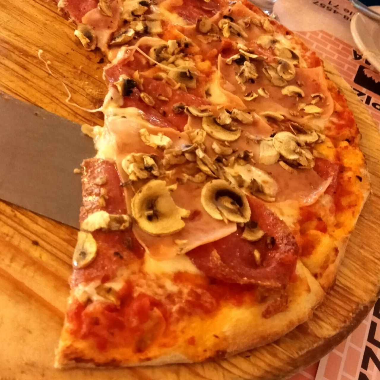 pizza salami jamon y hongos 