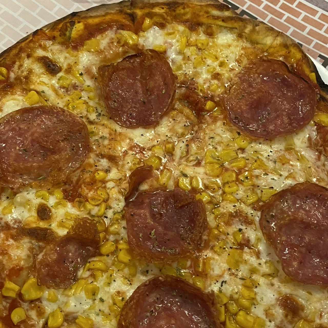 Pizza de salami con maiz