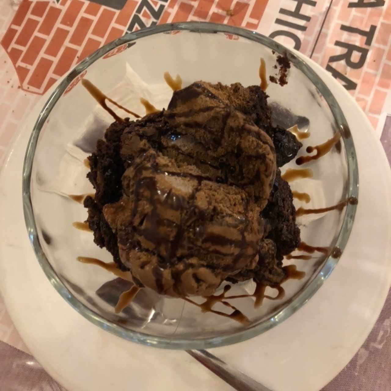 Postre de brownie con helado