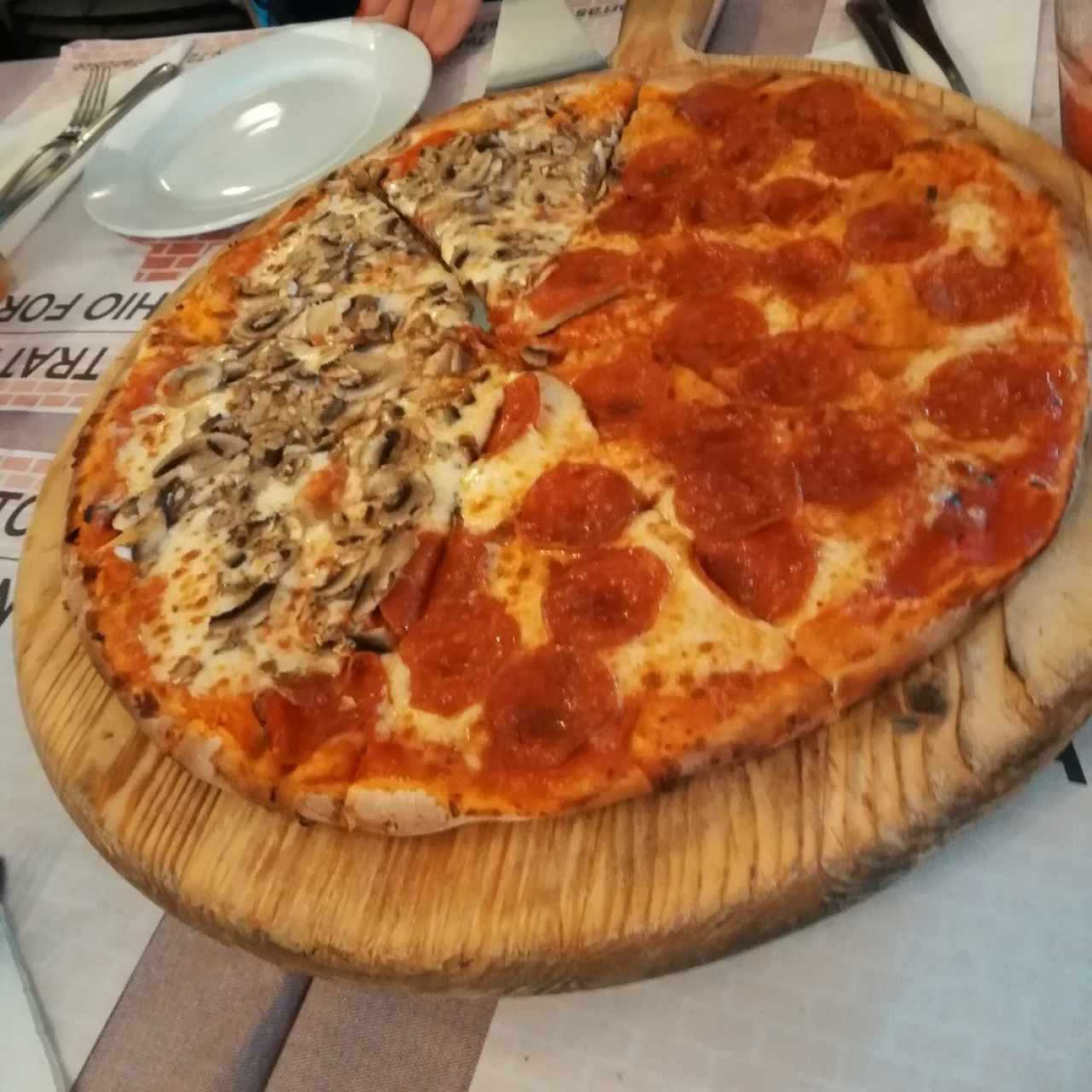 Pizza de hongos y pepperoni