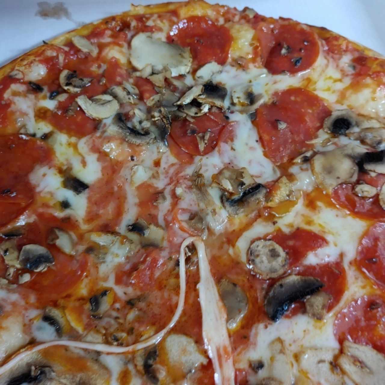 pizza peperoni y hongos