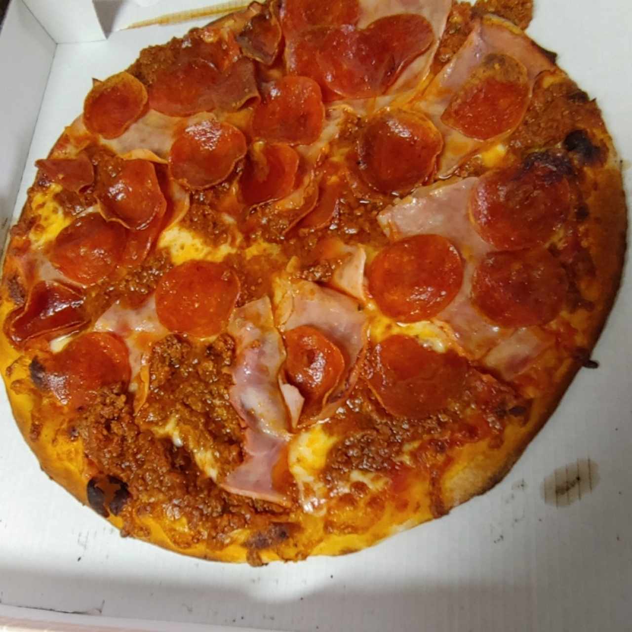 Pizza bolognese, tamaño individual adicional peperoni y jamon