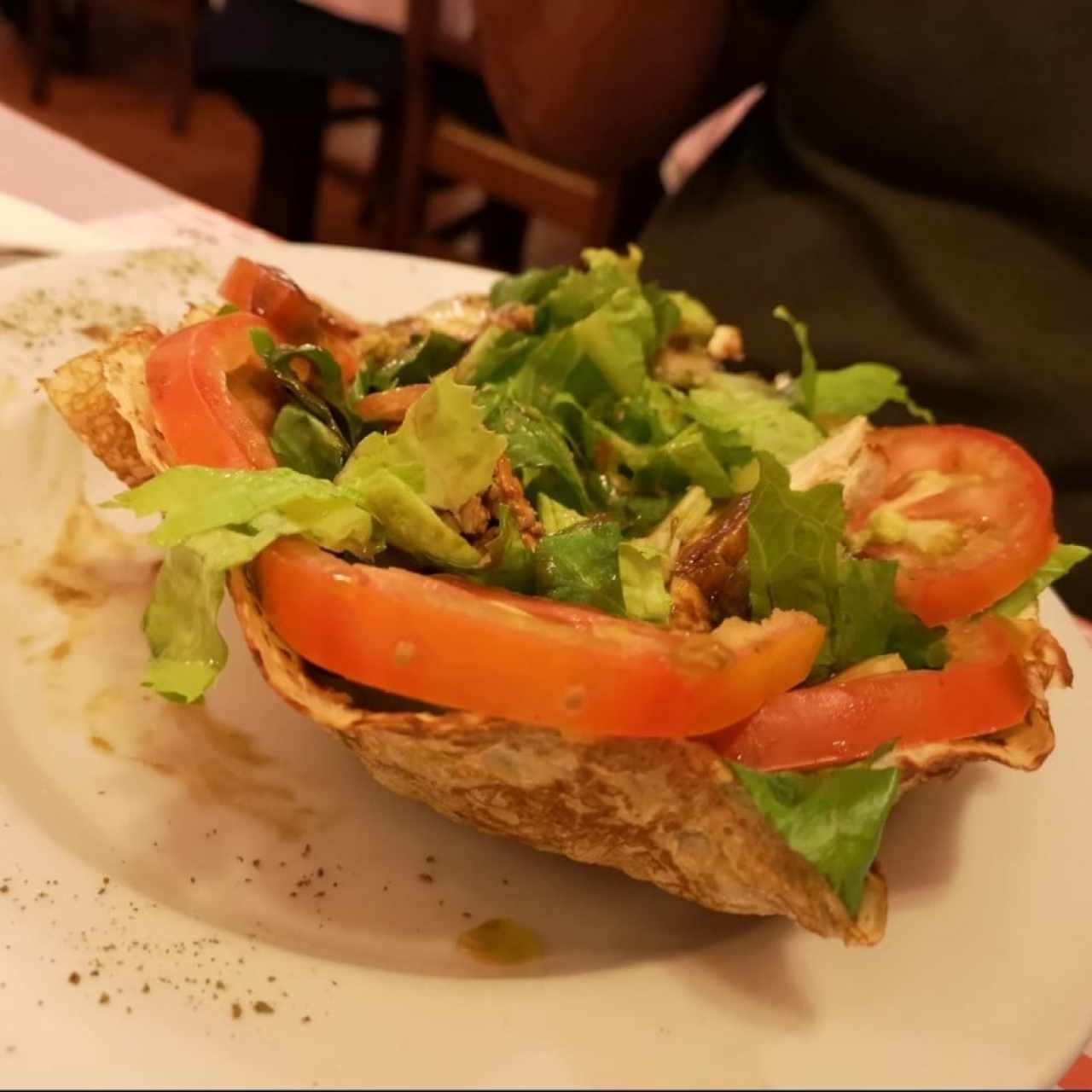 Ensalada de Pollo con tomate y aguacate