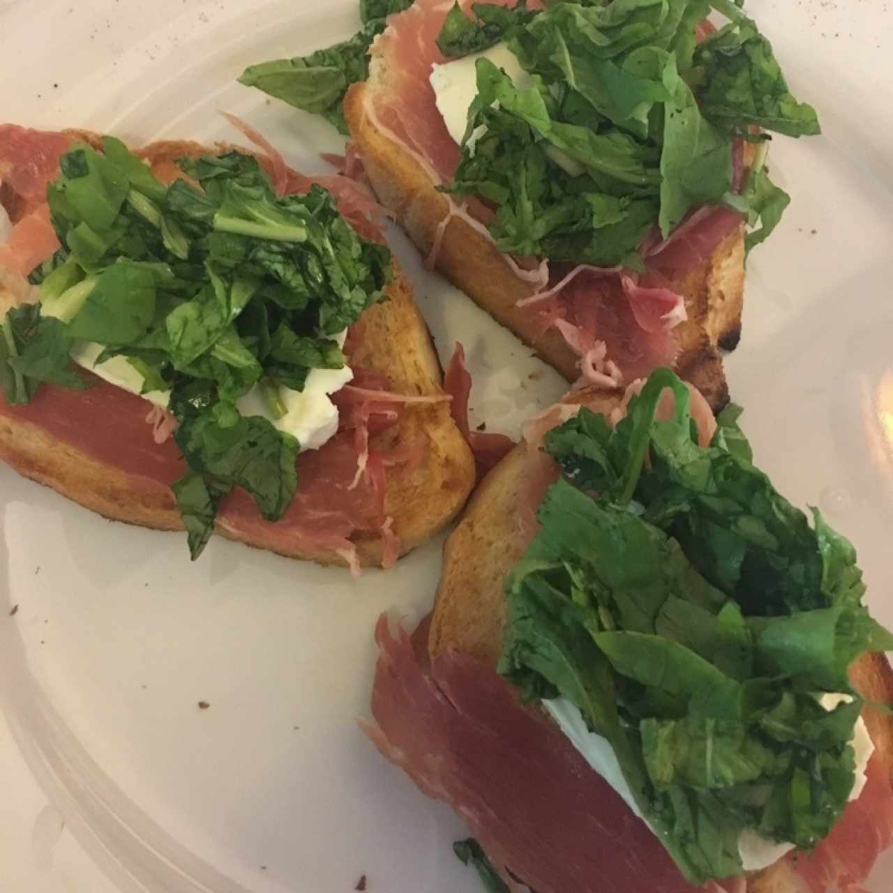 Bruschetta de jamón serrano y queso bufala