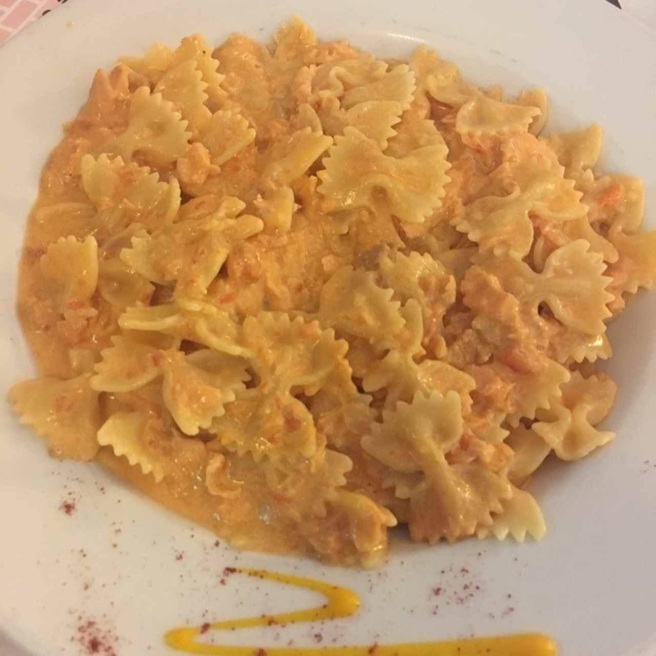 Farfalle con salmón