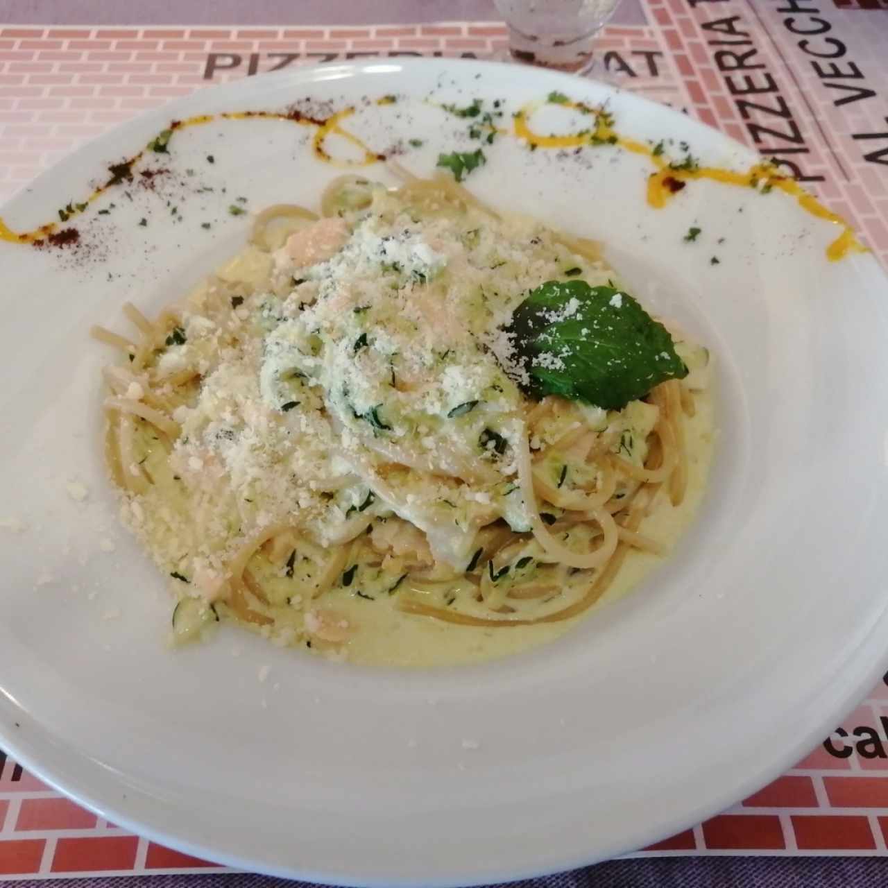 Spaghetti con salmón y zucchini