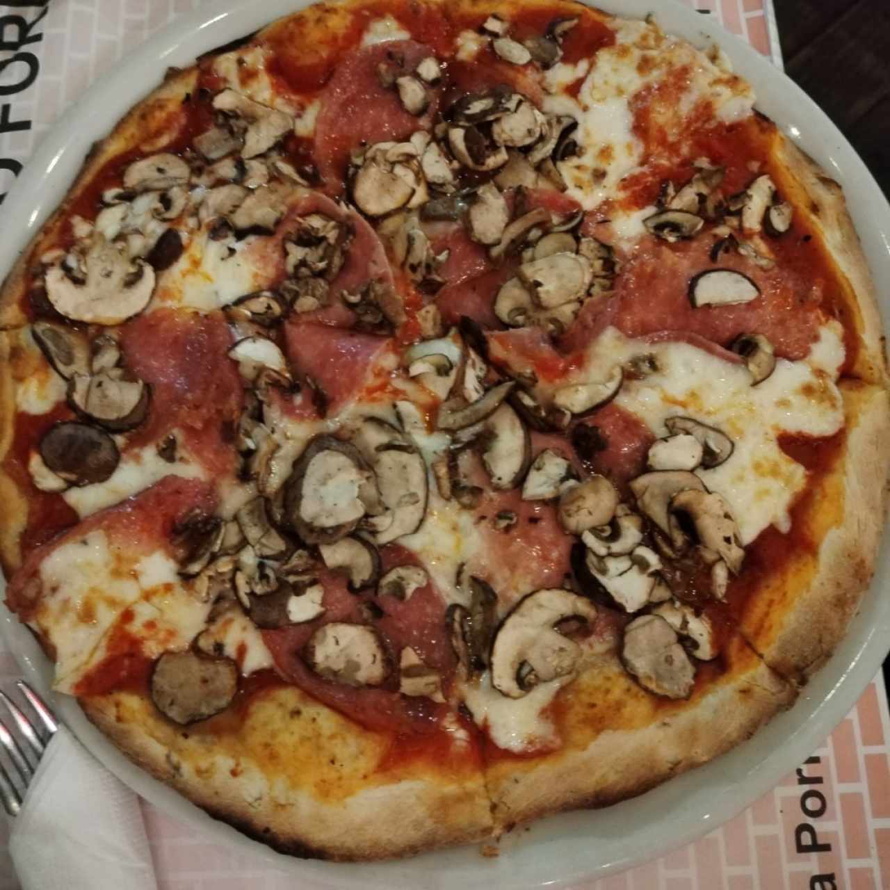 Pizza con salami y hongos, tamaño individual