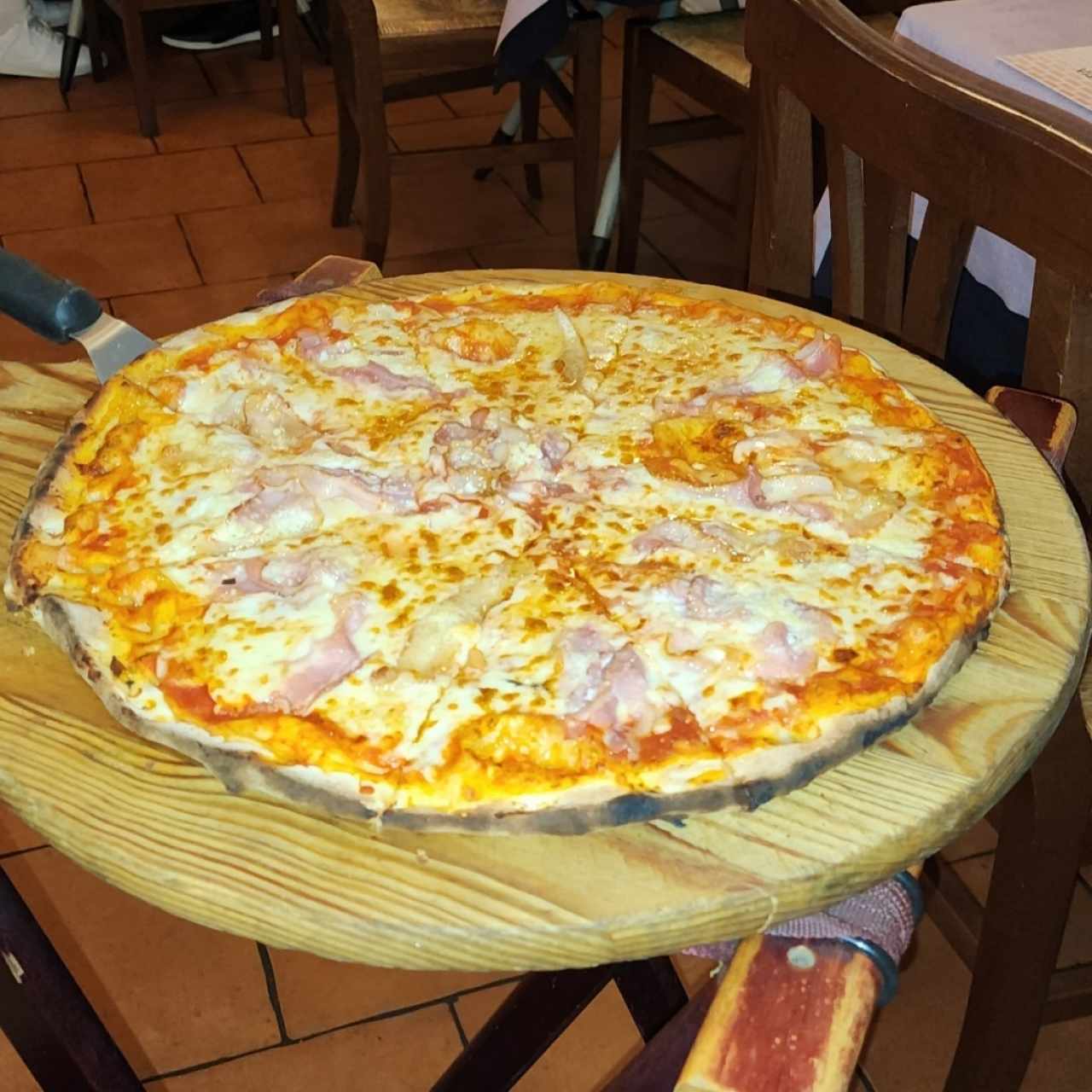 Pizza amatriciana, tamaño familiar