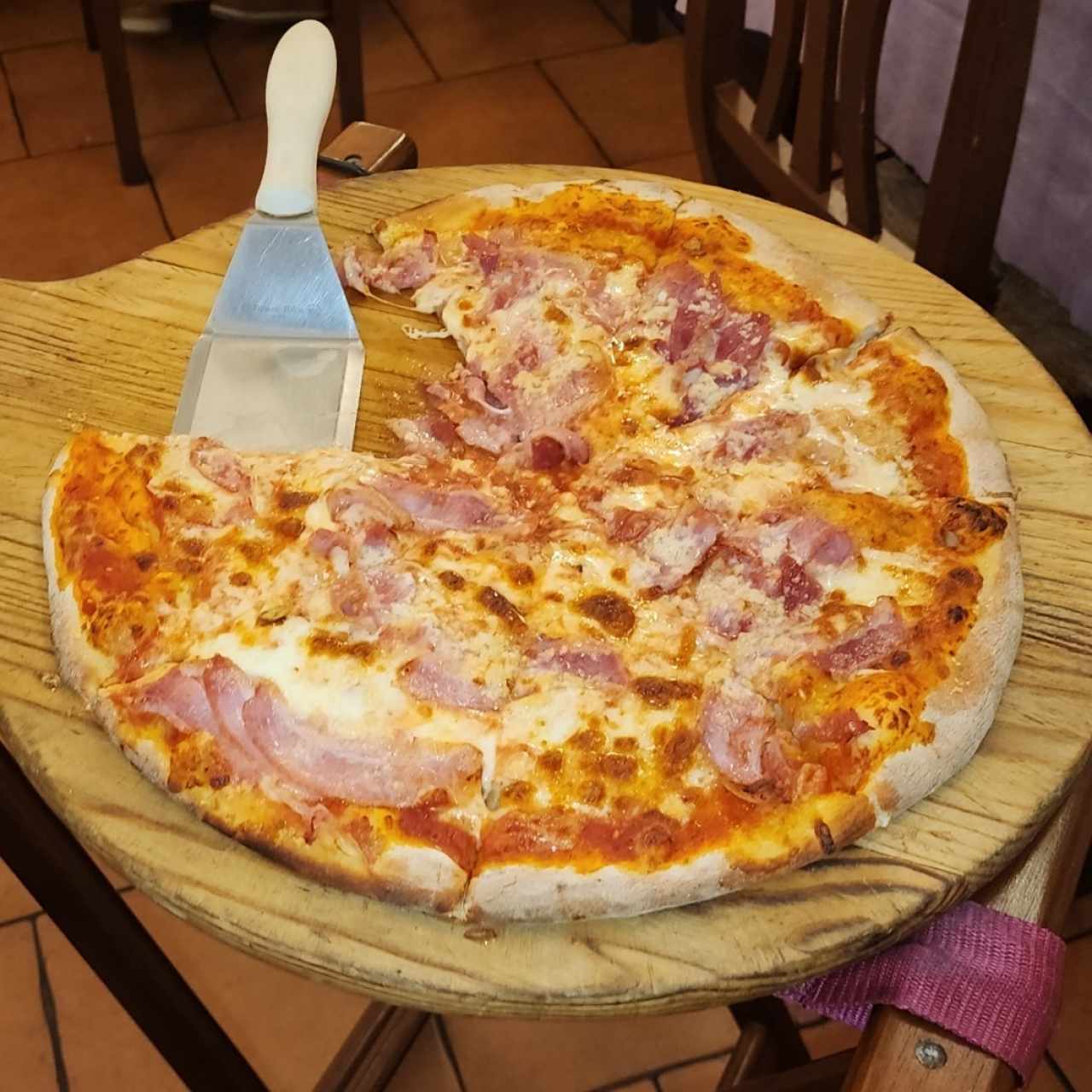 Pizza amatriciana, tamaño familiar