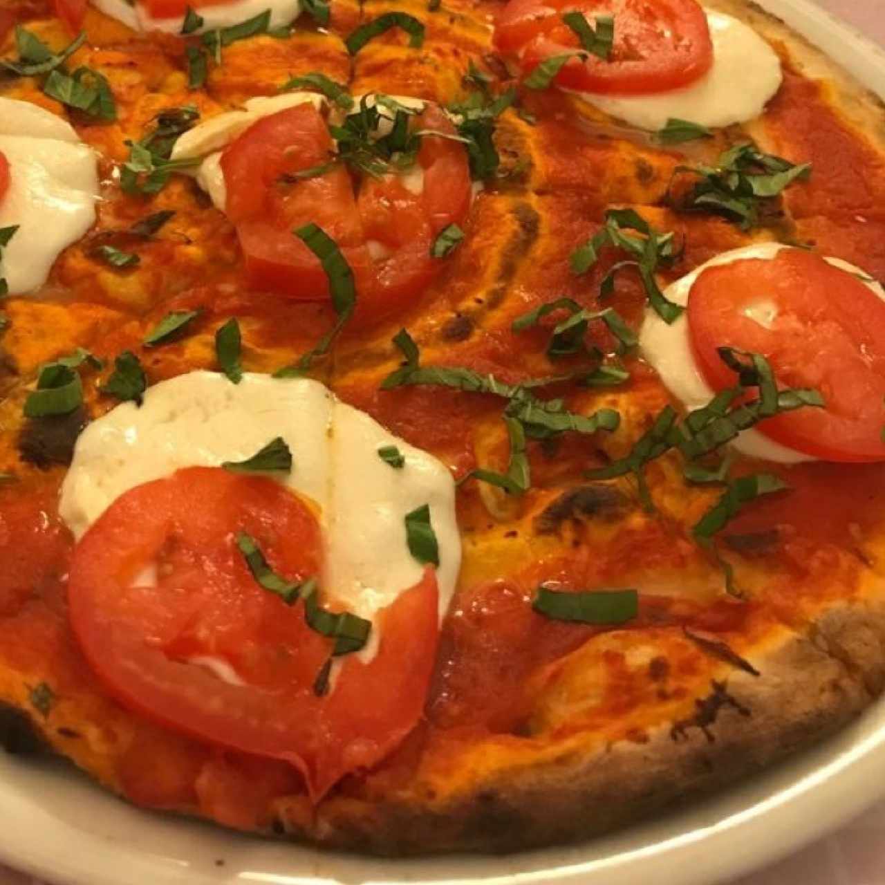 Pizza Capresa-tomate natural,bufala y albaca