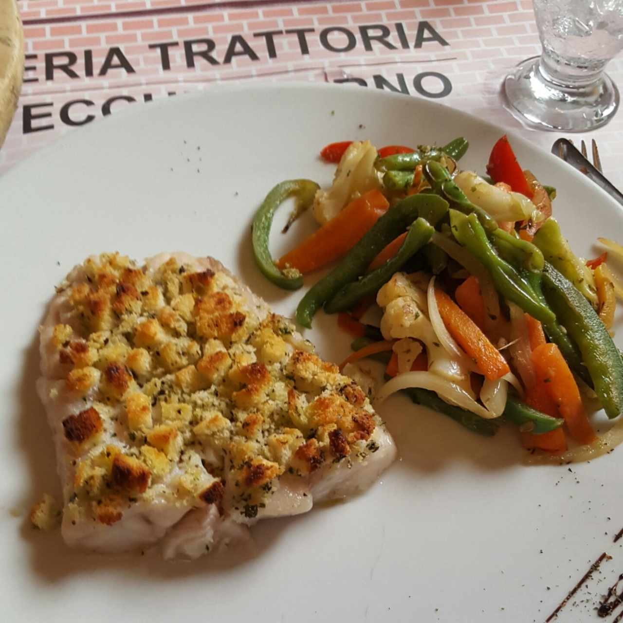 Corvina mediterránea con vegetales