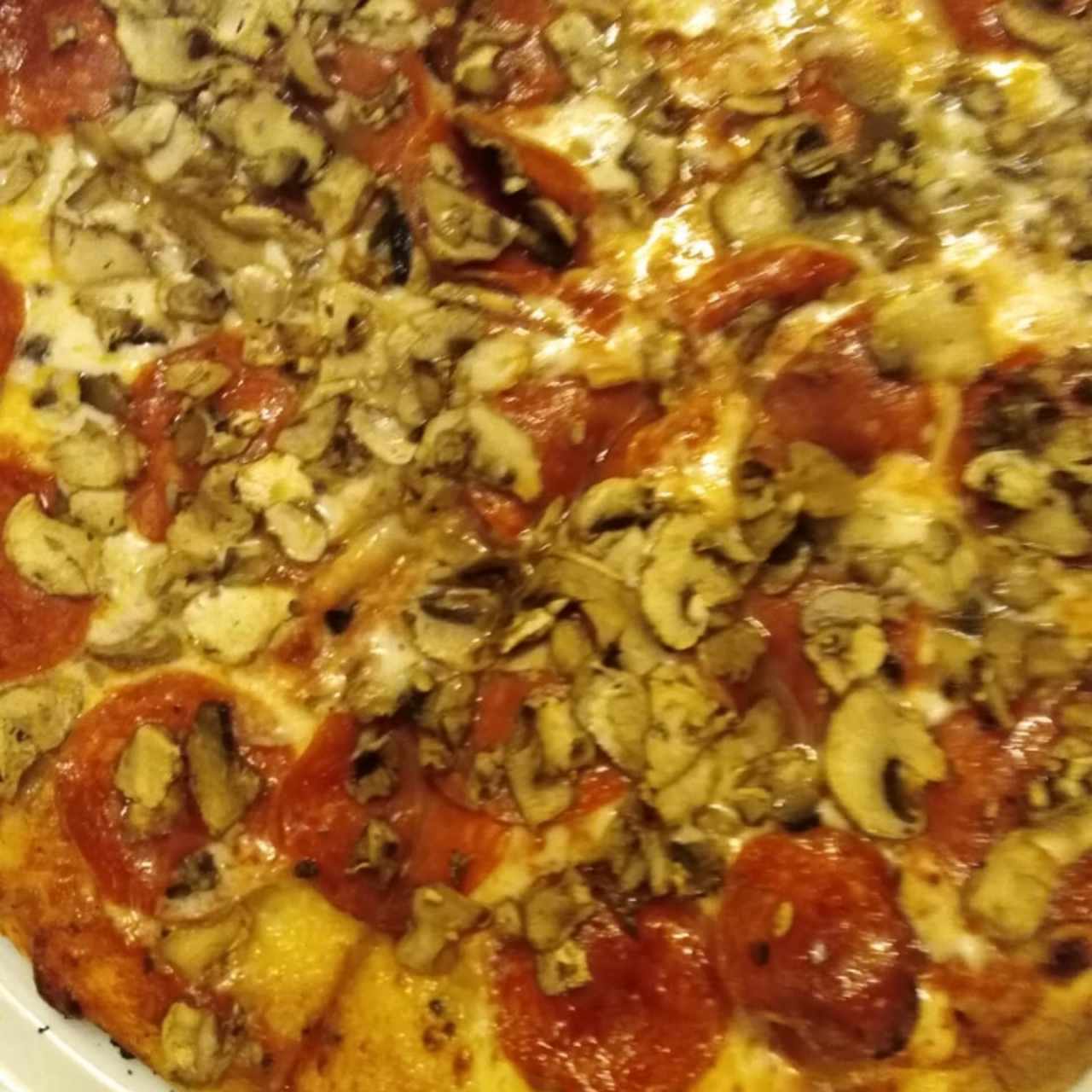 Pizza de peperoni con hongos