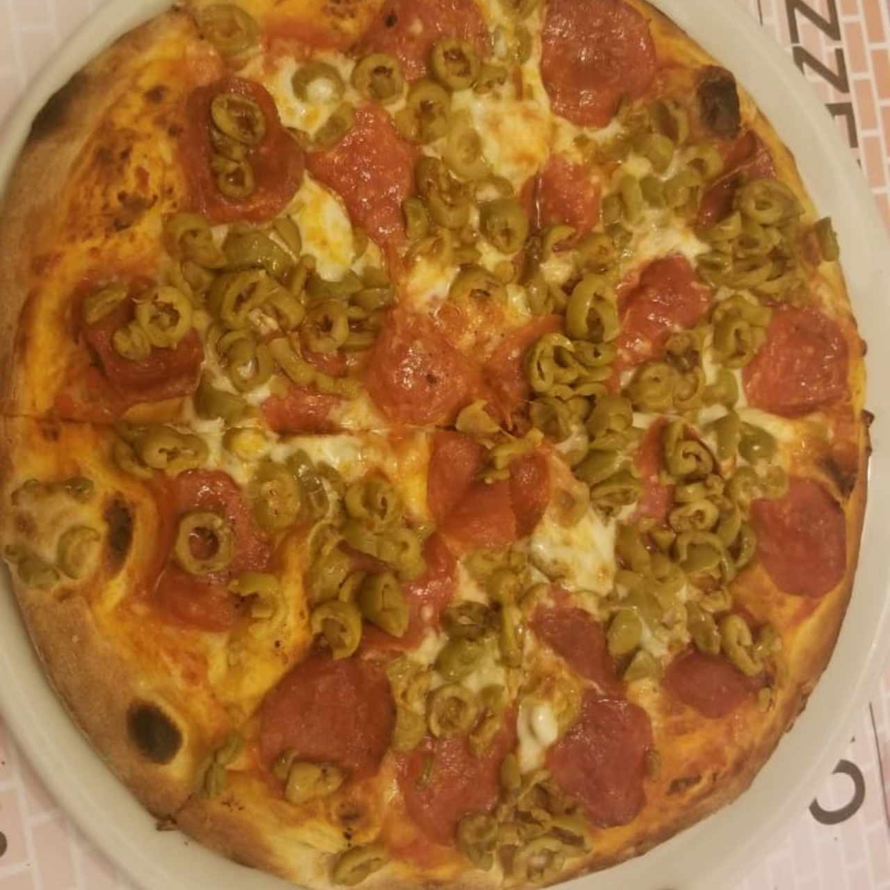 pizza de peperoni con extra de aceitunas verdes