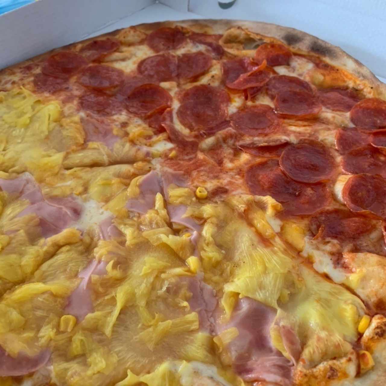 Pizza familiar de pepperoni, jamón, piña y maíz