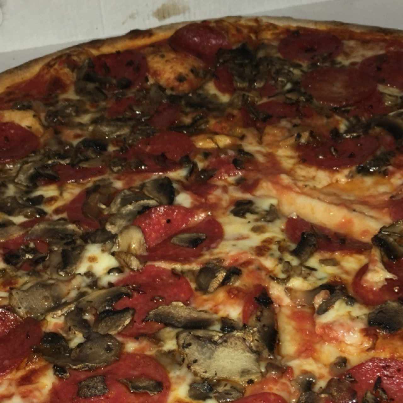 Pizza de Pepperoni y hongos 