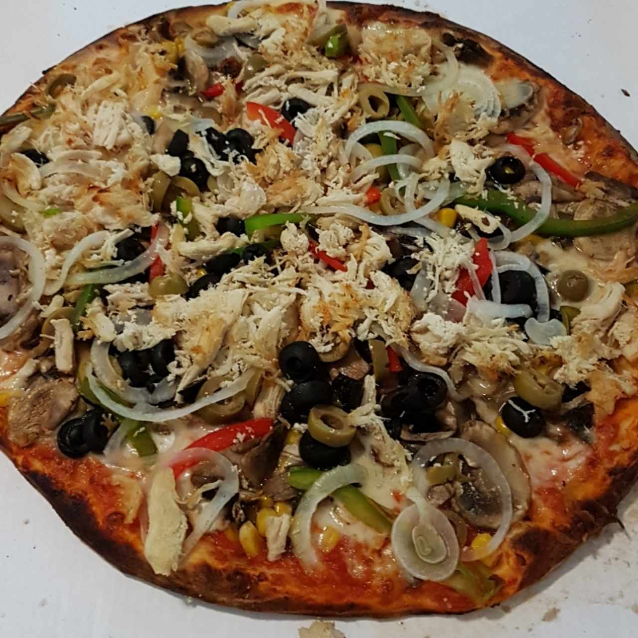 Pizza vegetariana con pollo