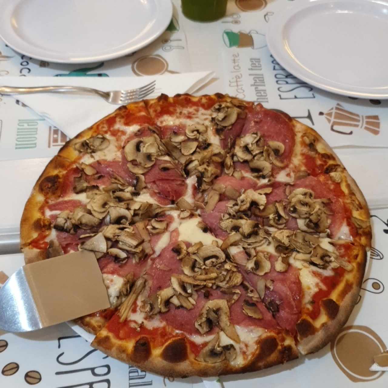 pizza de salami y hongos