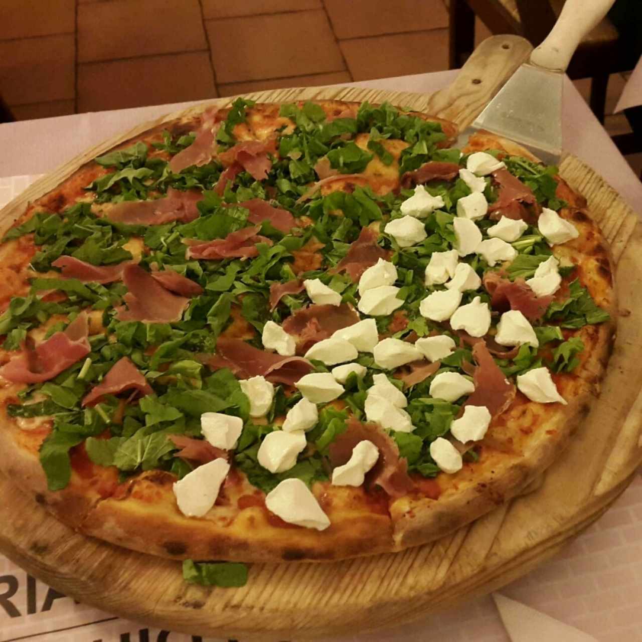 pizza Romana (una mitad con queso cabra y otra con Mozarela)