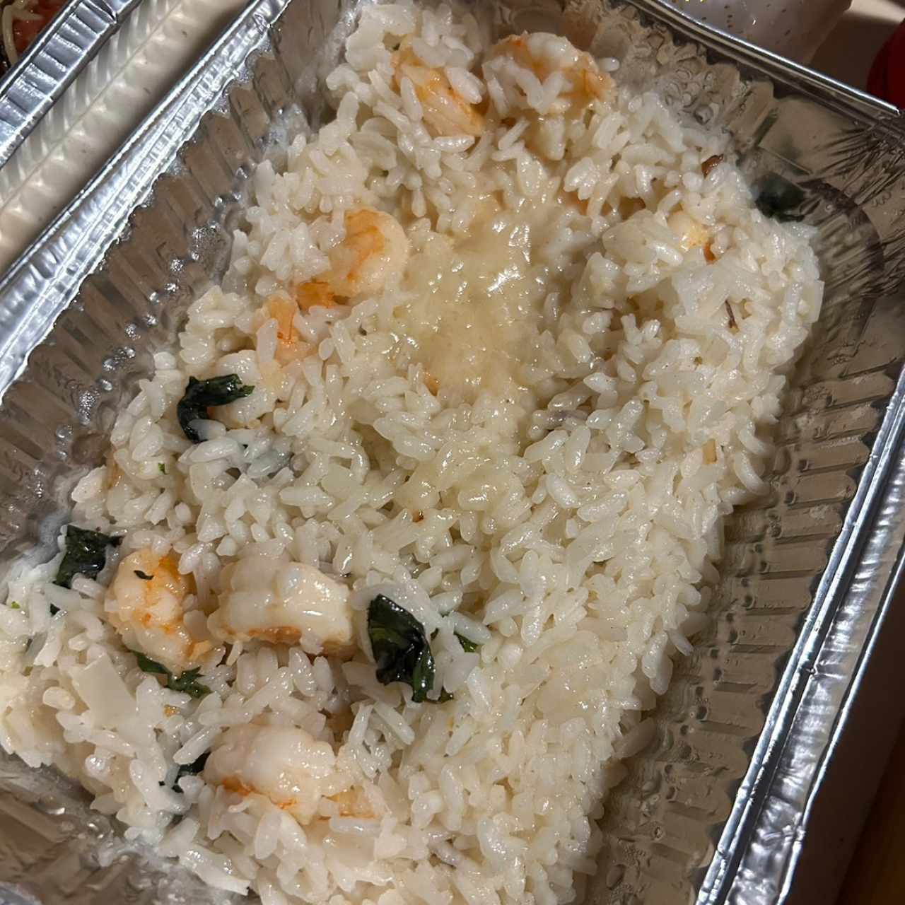 Risotto de camarones y albahaca