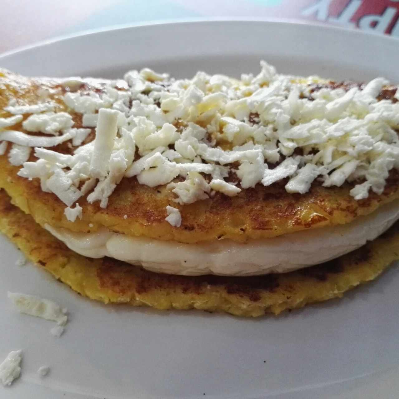 Cachapa con queso (tortilla de maiz dulce con queso fresco)
