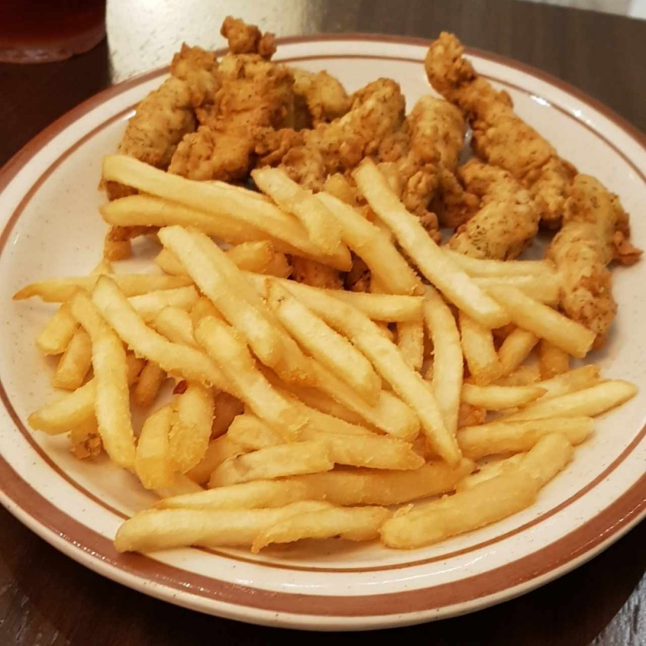 deditos de pollo con papas fritas