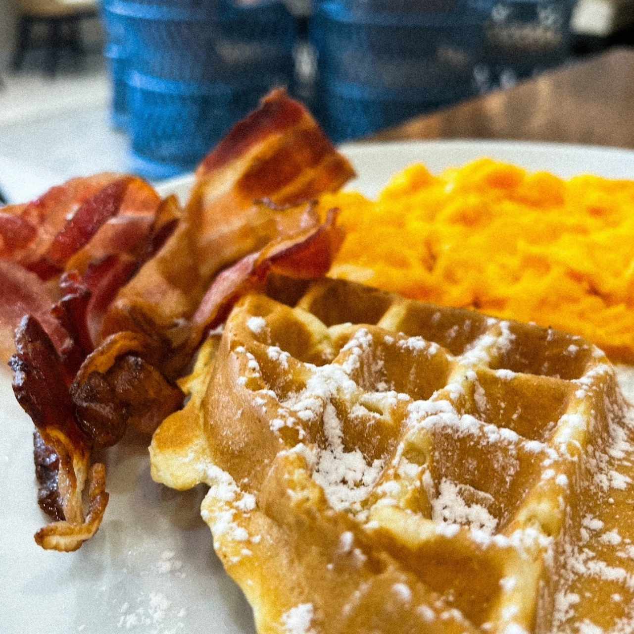Combo Waffle con elección de Huevos Revueltos y Bacon. Incluye Maple Syrup