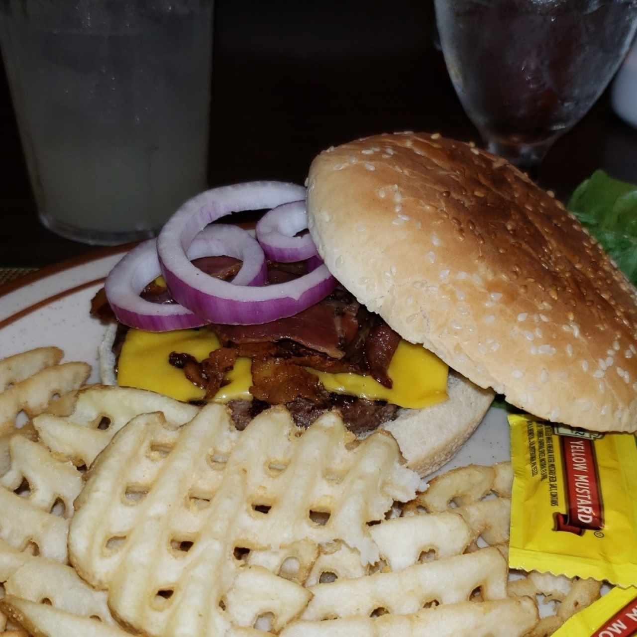 hamburguesa con queso y va con y papas rejilla deliciosas