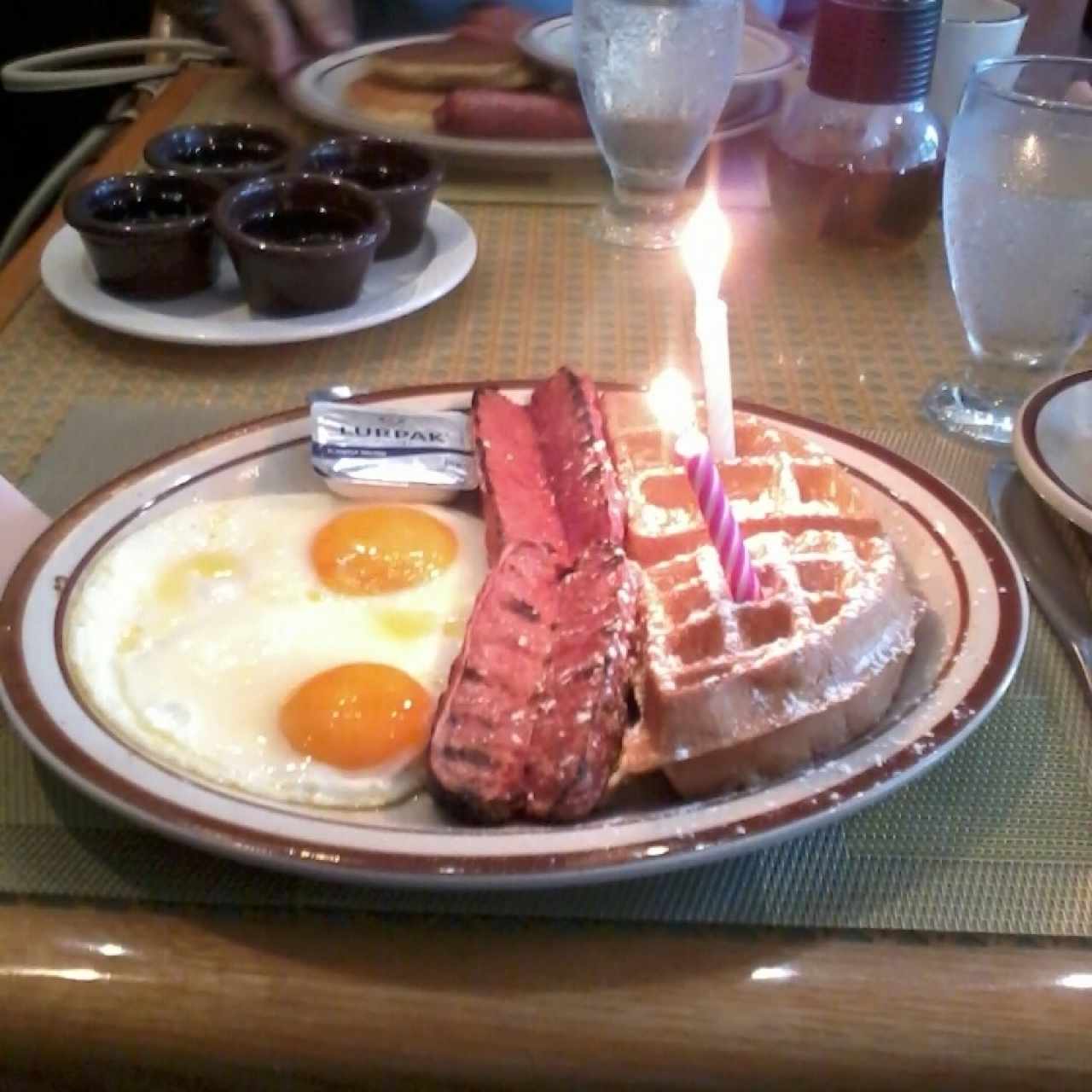 desayuno de cumpleaños de waffles