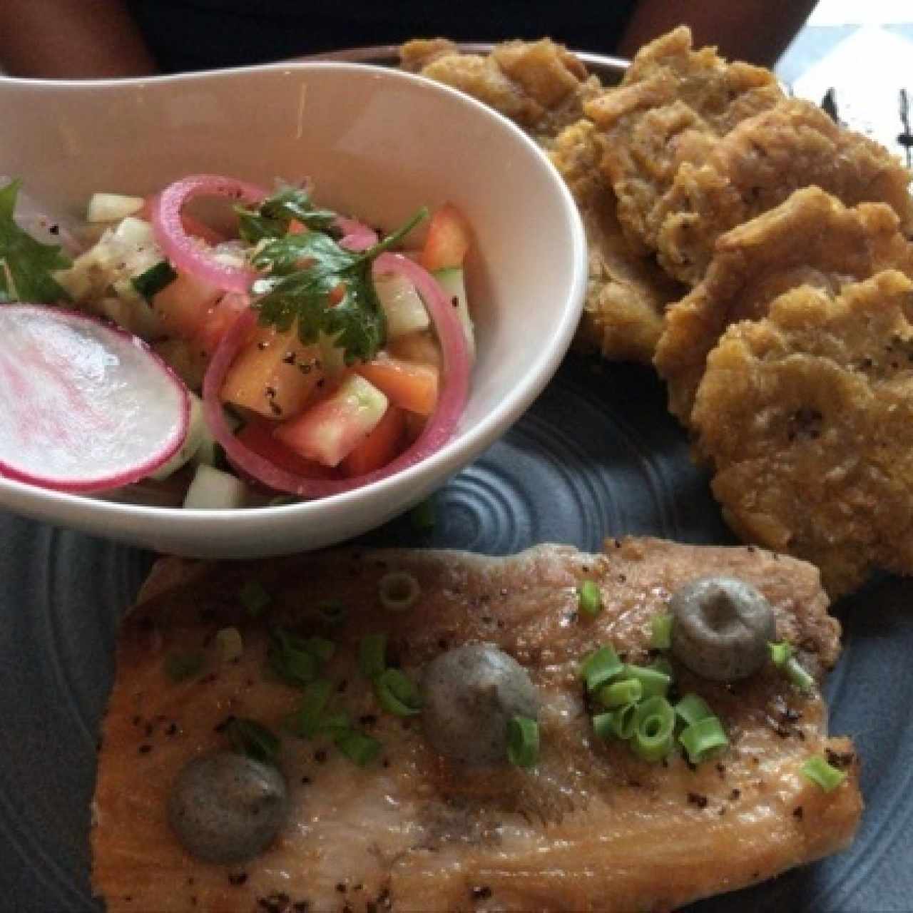 dorado con patacones y ensalada