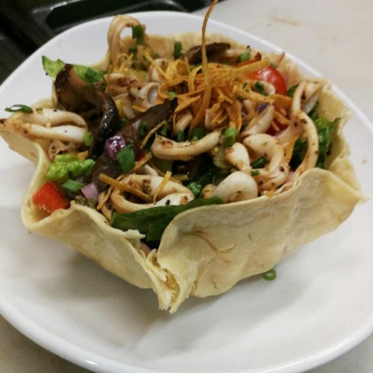 ensalada de calamares con hongos portobelo y piña