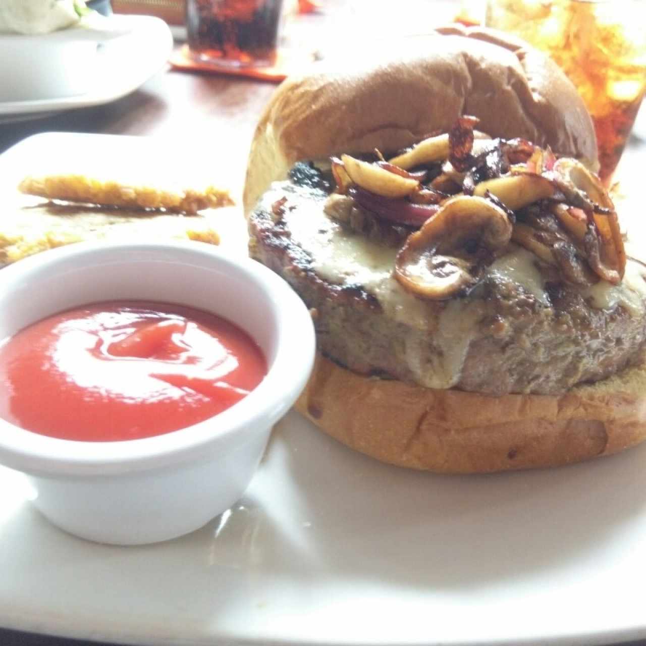 hamburguesa con hogos cebolla y quezo suizo