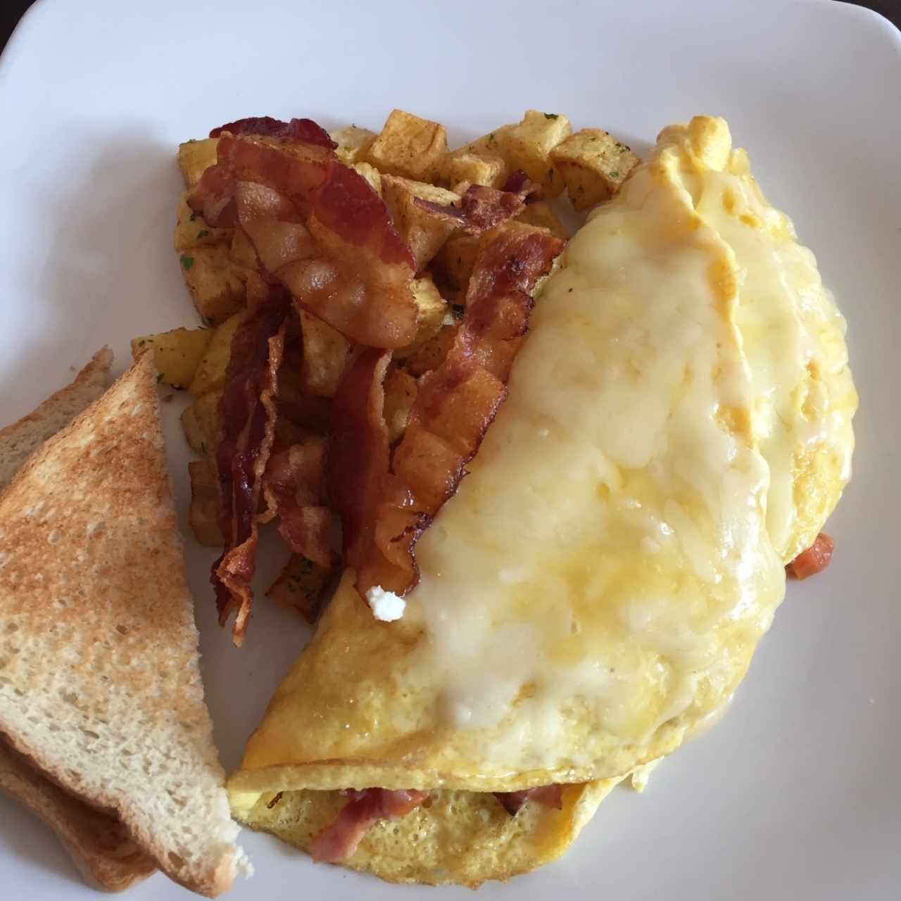 omelette queso jamon y tomates . 