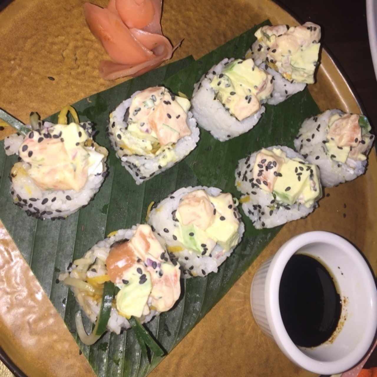 Sushi con salmon, mango verde y queso feta 