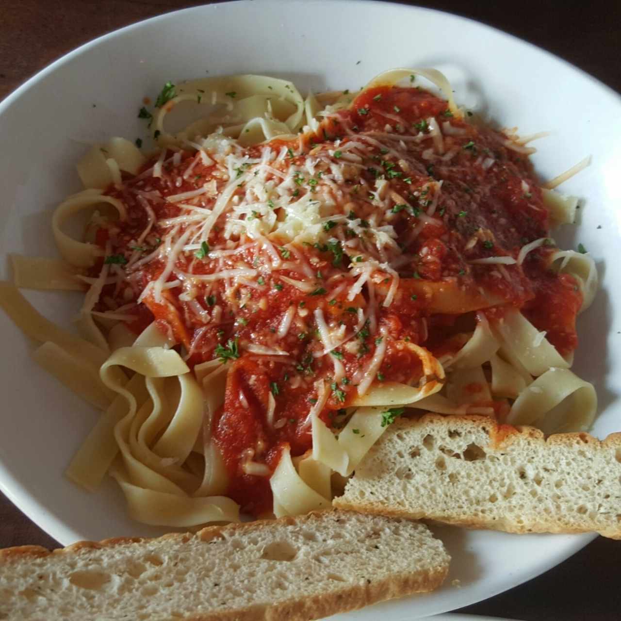 Fettucini en salsa roja