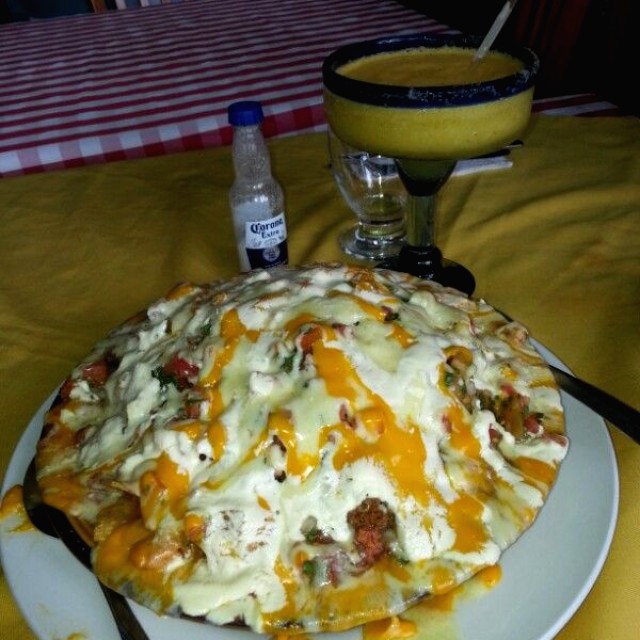 Nachos charro mexicano  y margarita maracuya 