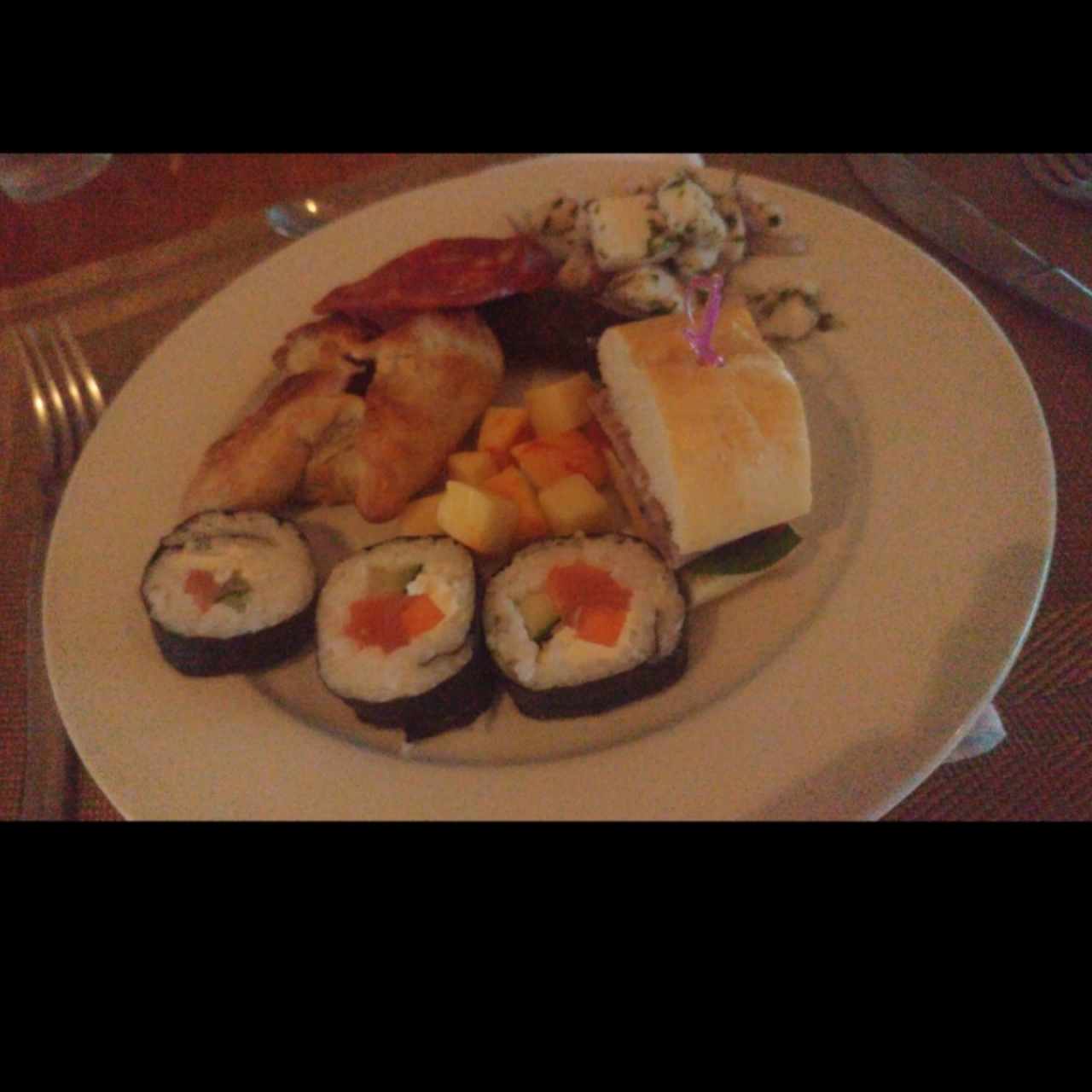 Entrada (Sushi, diferentes quesos, mini emparedados, ceviche, empanada de carne)