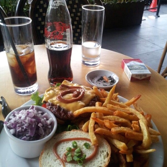 Hamburguesa con papas en la terraza 