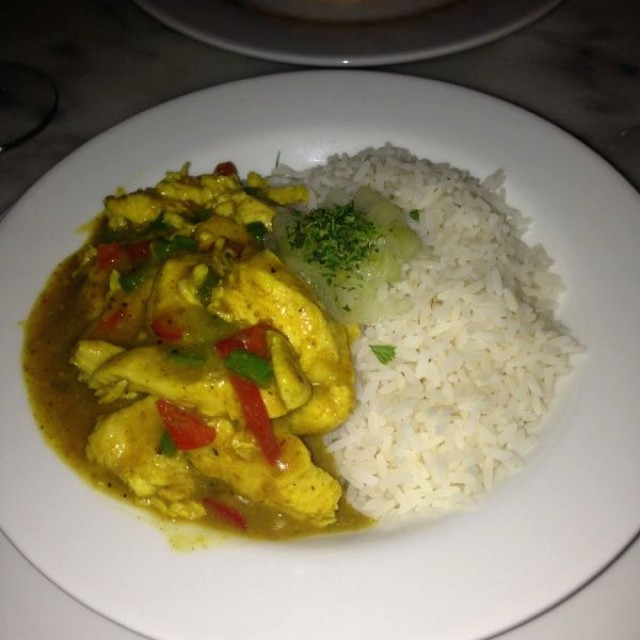 Chicken al curry con arroz blanco 